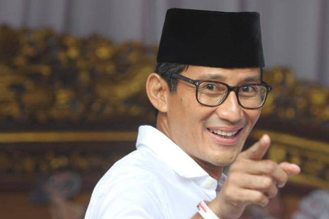 Tarawih Perdana bersama Keluarga, Sandiaga Ajak Masyarakat Tingkatkan Ukhuwah